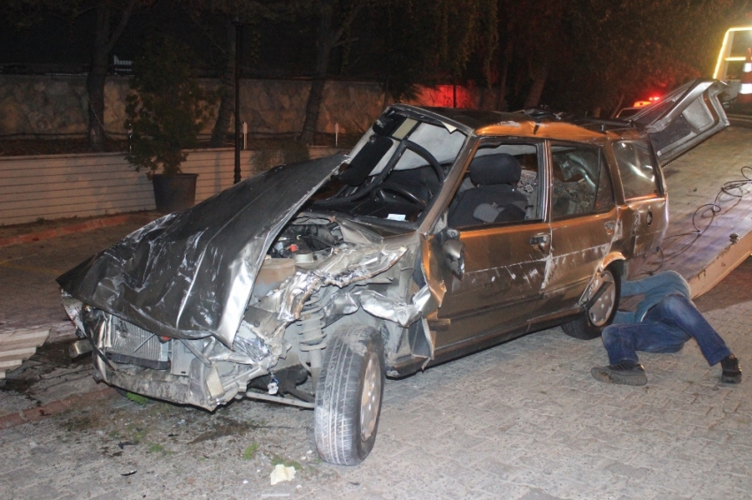 Otomobil restoranın bahçesine girdi: 1’i ağır 2 yaralı