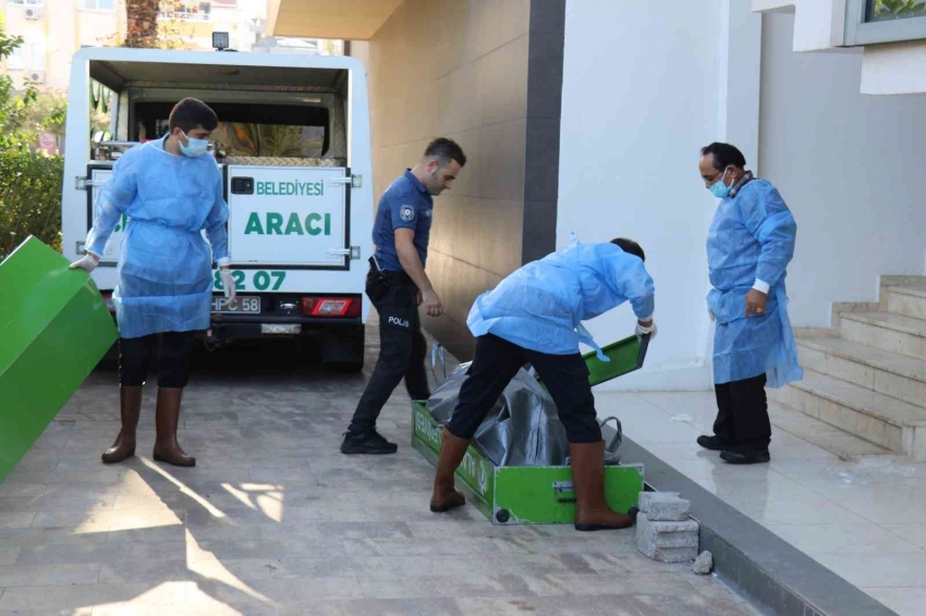 Emekli öğretmen yalnız yaşadığı dairede ölü bulundu