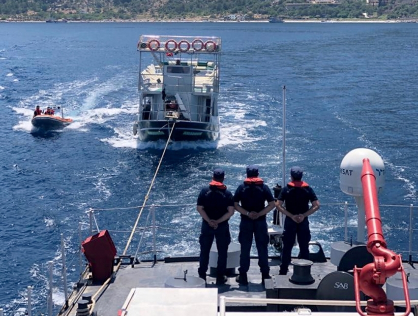 Su alan gezi teknesi yolcularını ve mürettebatını Sahil Güvenlik kurtardı