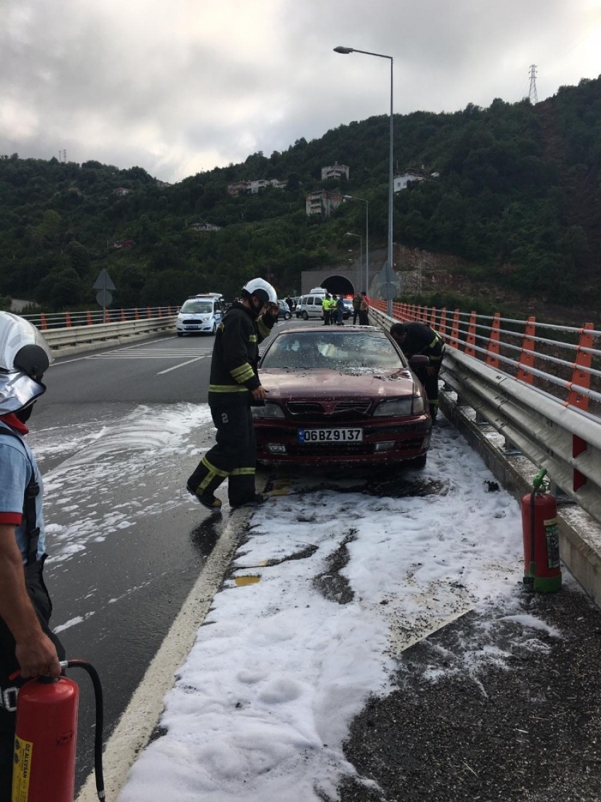 Seyir halindeki otomobil alev alev yandı