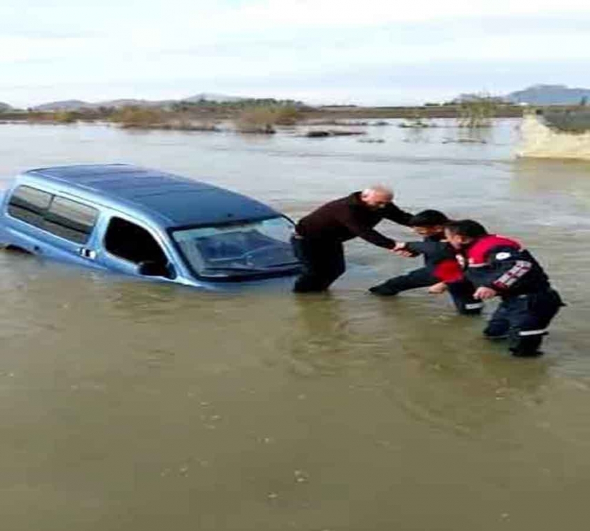 Sele kapılan araçtan böyle kurtarıldı