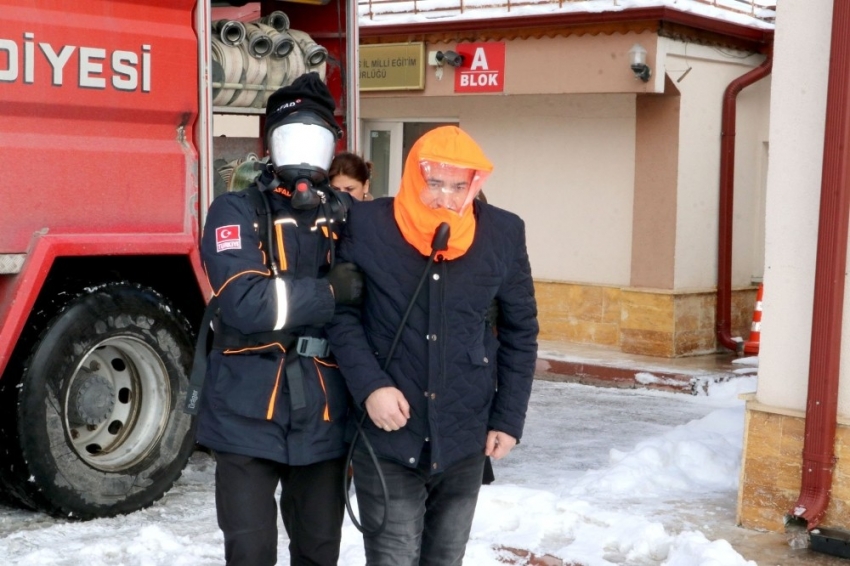 Deprem tatbikatı gerçeğini aratmadı