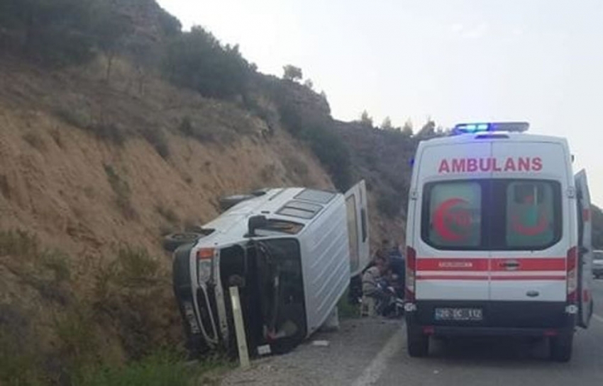 Minibüs devrildi: 1’i bebek 9 kişi yaralandı