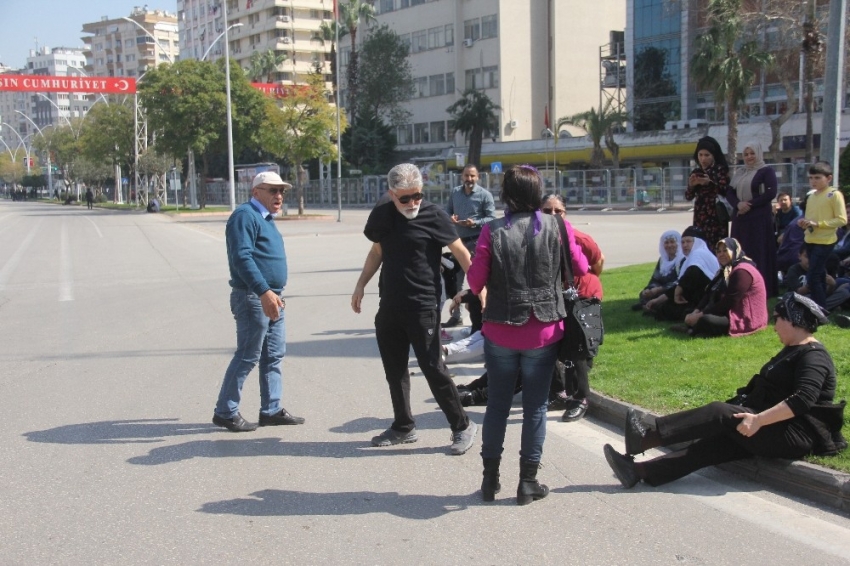 Kadınlar erkekleri mitingden kovdu