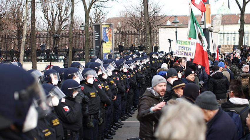 Protestocular gösteri yasağına rağmen sokağa çıktı