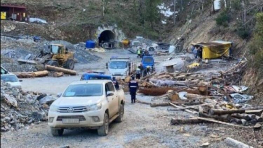 Maden ocağı çöktü, bir işçi göçük altında