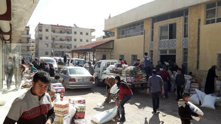 Afrin’de halk PYD’nin gıda deposunu bastı