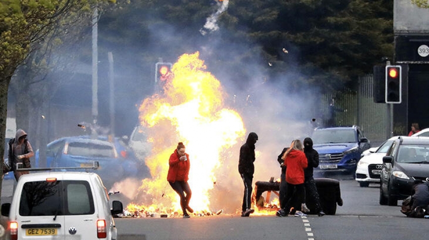 Kuzey İrlanda'da polis memurunun arabasında bomba bulundu!