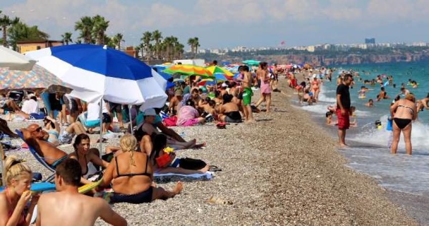 Konyaaltı sahili doldu taştı