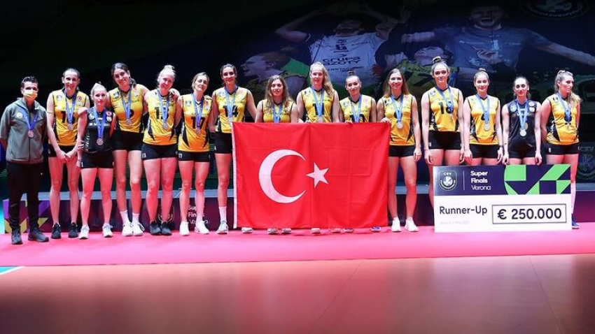 CEV Şampiyonlar Ligi'nde ikinci olan VakıfBank, yurda döndü