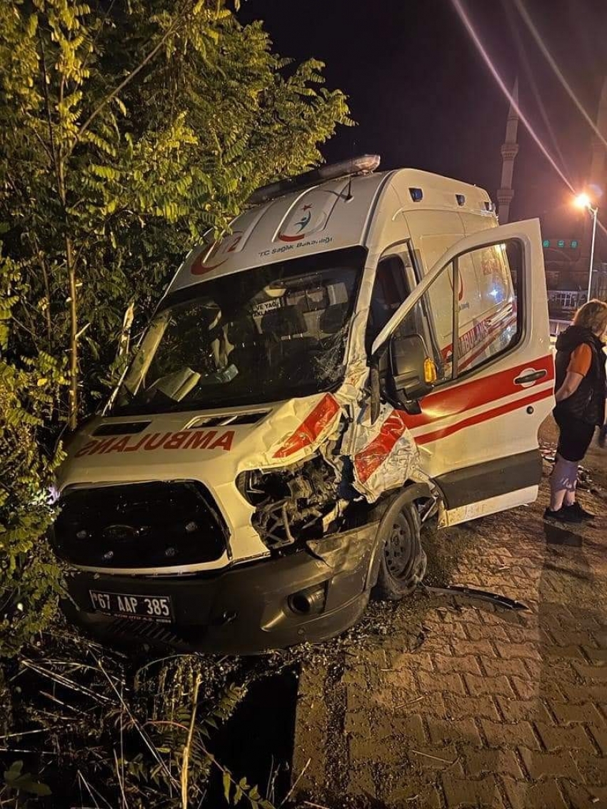 Vakaya giden iki ambulans kaza yaptı: 3 yaralı