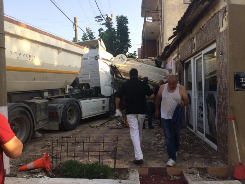 Servis otobüsü ile hafriyat kamyonu çarpıştı: 2’si ağır 13 yaralı