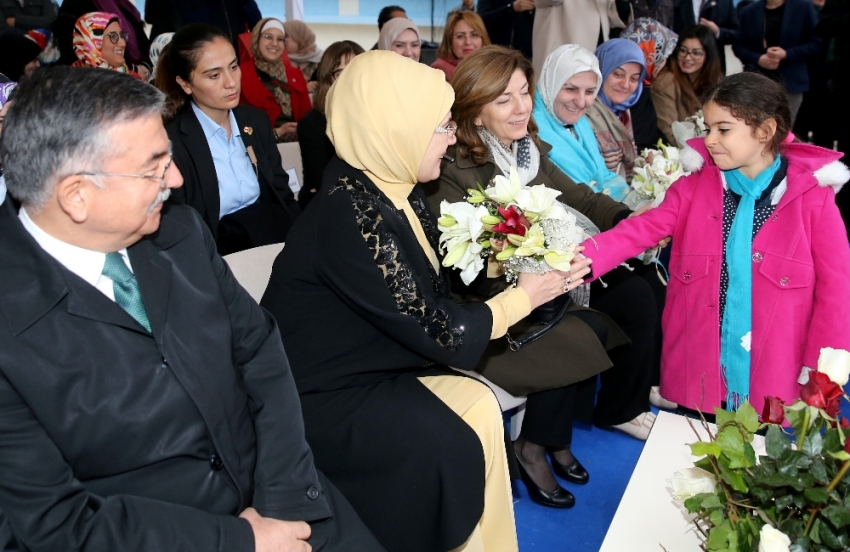 Emine Erdoğan’dan Tunus’ta Maarif Okulu’na ziyaret