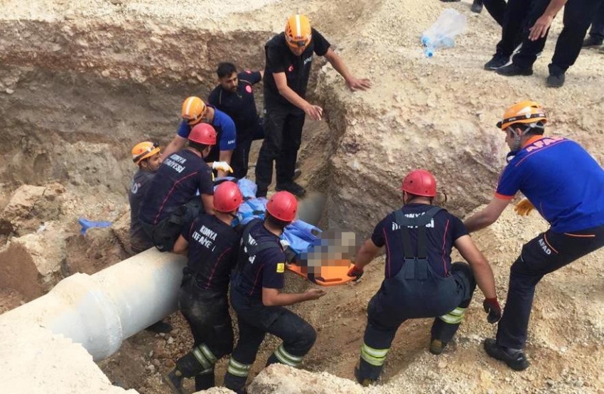 Toprak altında kalan işçi hayatını kaybetti