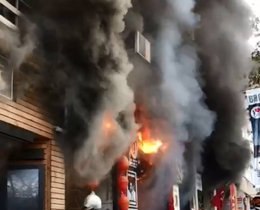 Kadıköy’de barda yangın