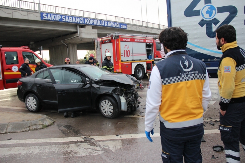 Otomobil ile tır kavşakta çarpıştı: 1’i çocuk 4 yaralı