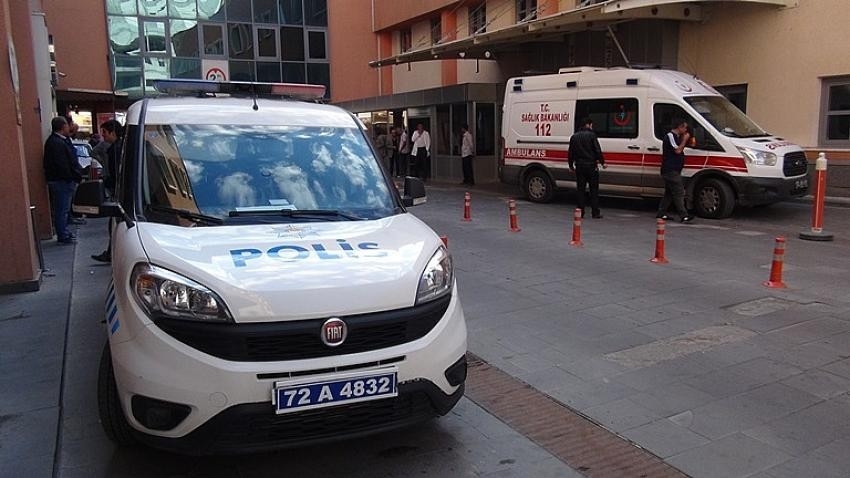 Hastanede yatarken refakatçi olan babasını öldürdü