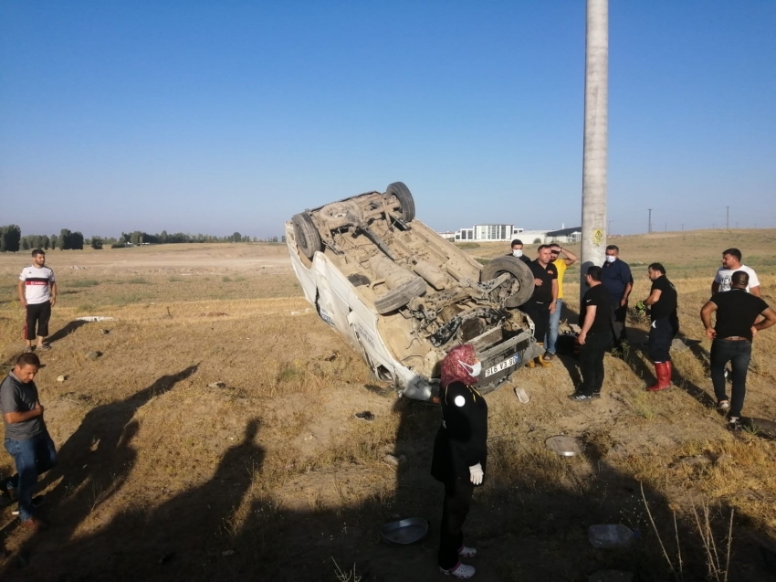 Minibüs tarlaya uçtu: 4 yaralı