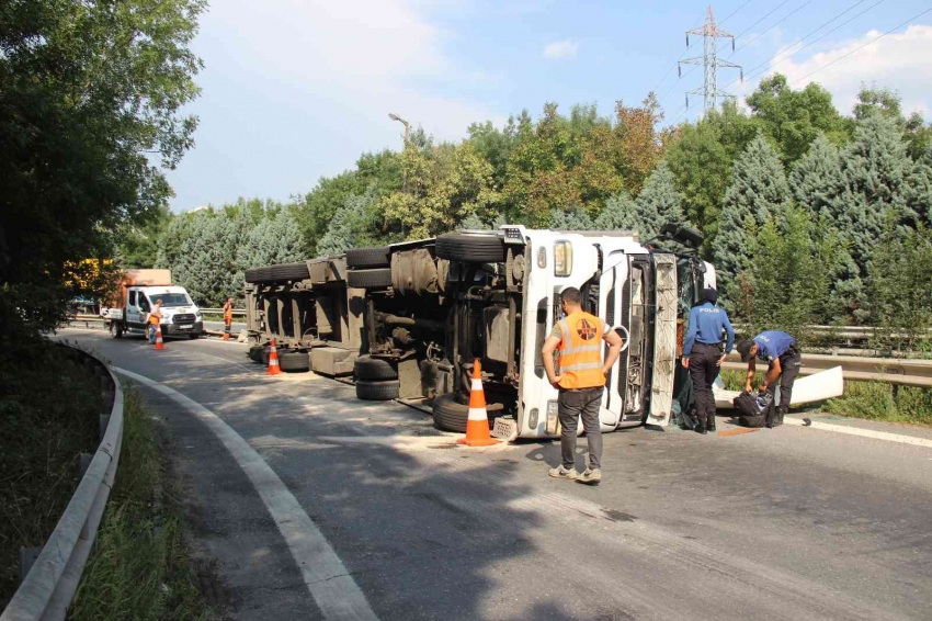 TEM oto yolunda tır devrildi: 1 yaralı