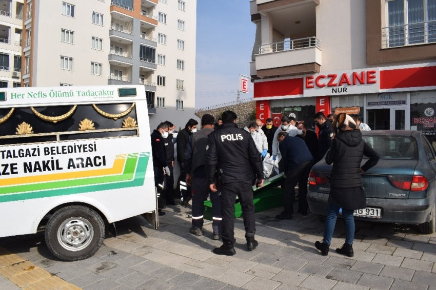 Eşiyle görüntülü görüşme yapıp intihar etti