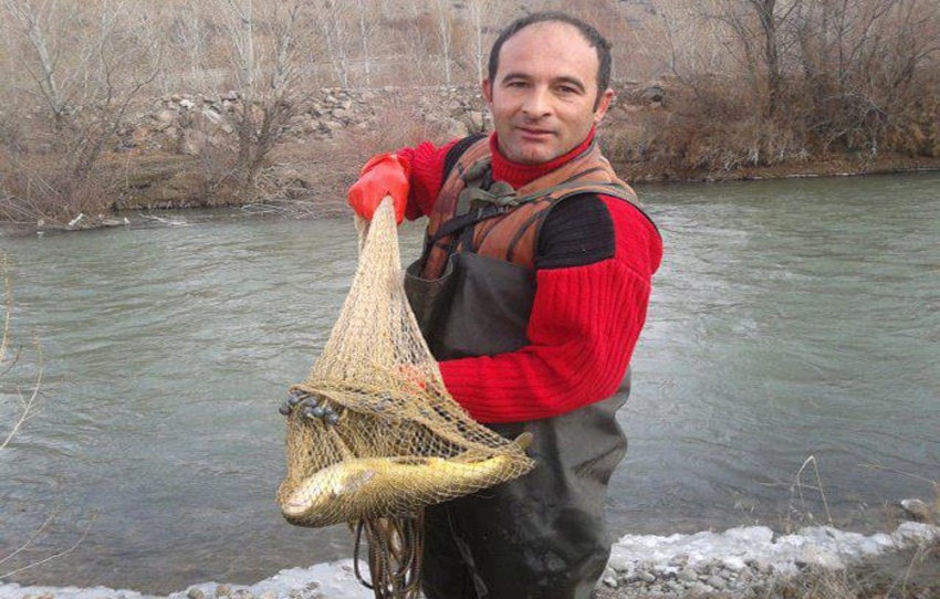 Oynadığı tabancayla babasını öldürdü