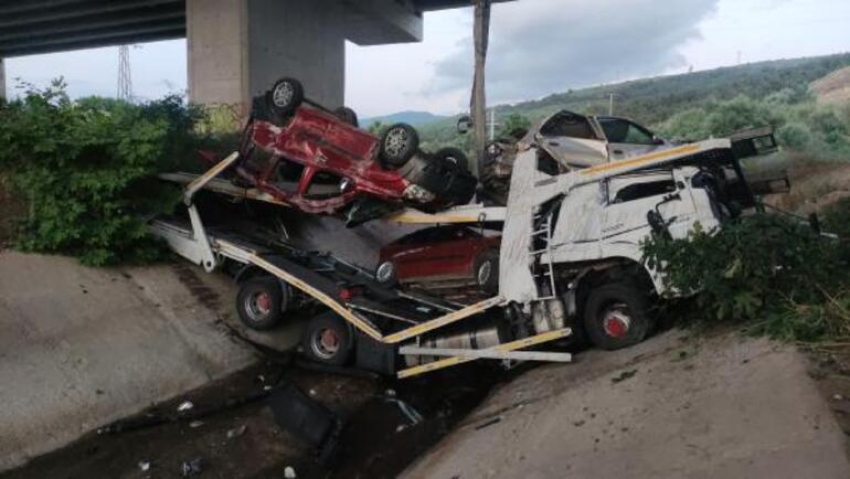 Bursa'da otomobil taşıyan TIR viyadükten uçtu!