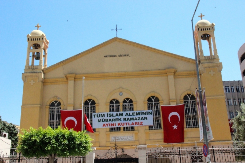 Hristiyan Ortodoks Cemaati’nden pankartlı Ramazan kutlaması