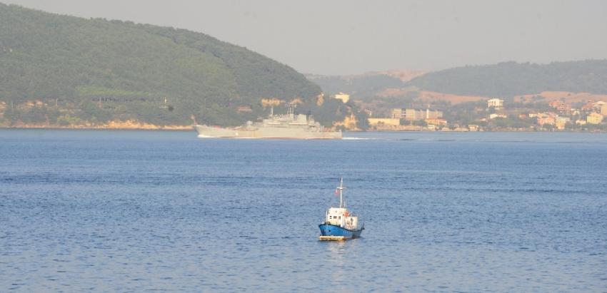 Yük gemisi boğazda karaya oturdu