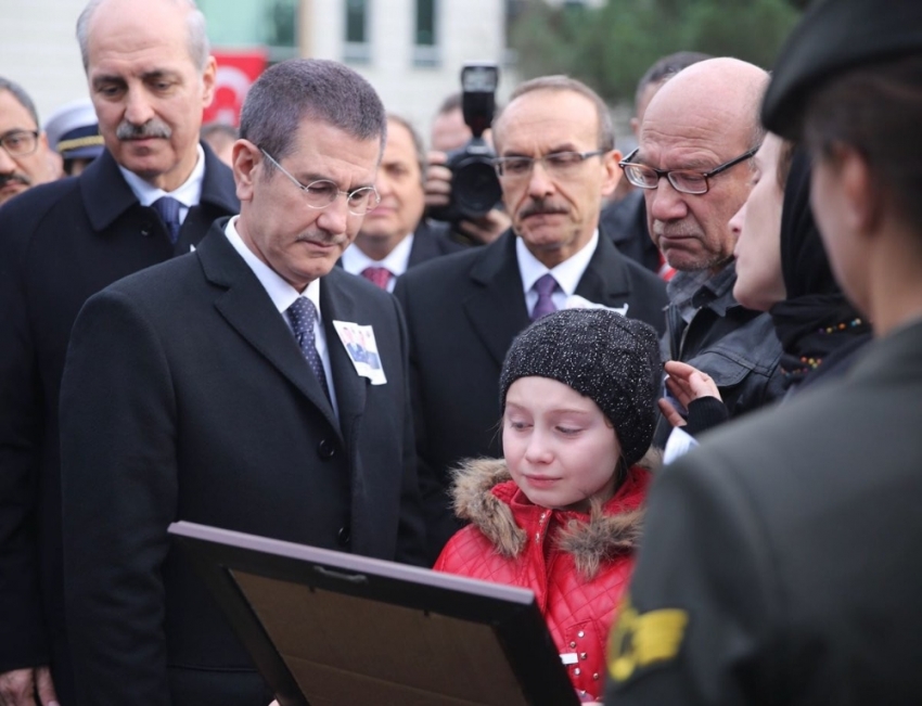 Şehit babaya yürek yakan bakış