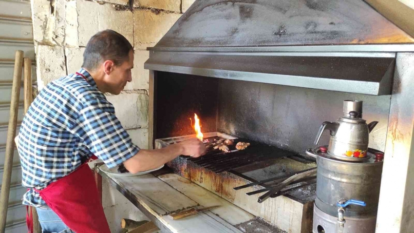 Sıcak havada mesire alanına akın etti