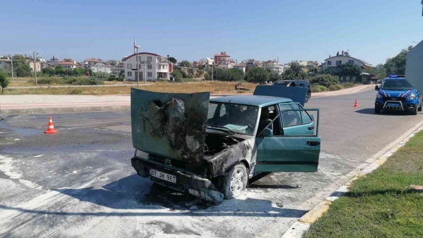 Kırmızı ışıkta bekleyen otomobil yandı