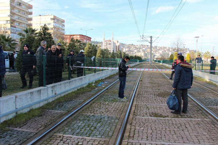 Tel örgülerin üzerinden atladı, tramvayın altında kaldı