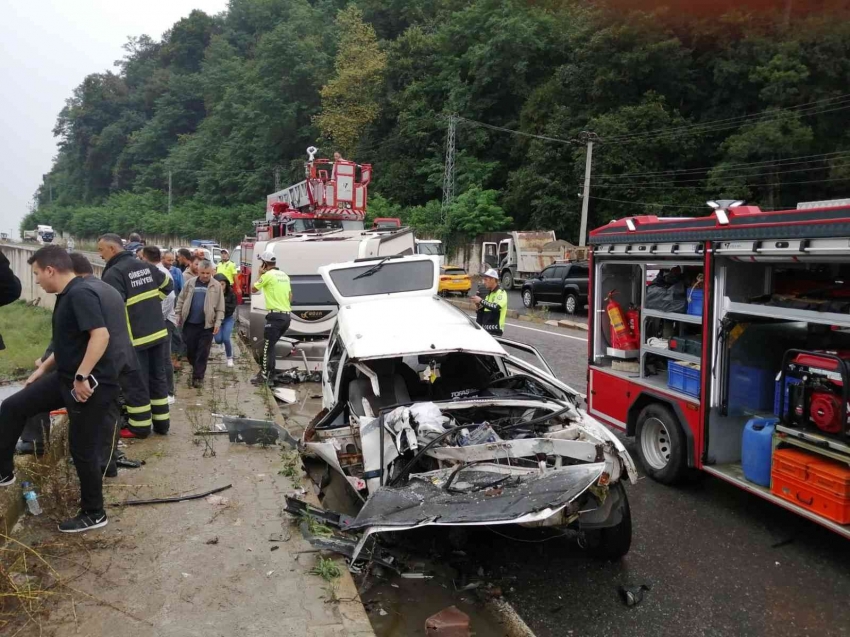 Otomobille çarpışan araç dereye uçtu: 6 yaralı