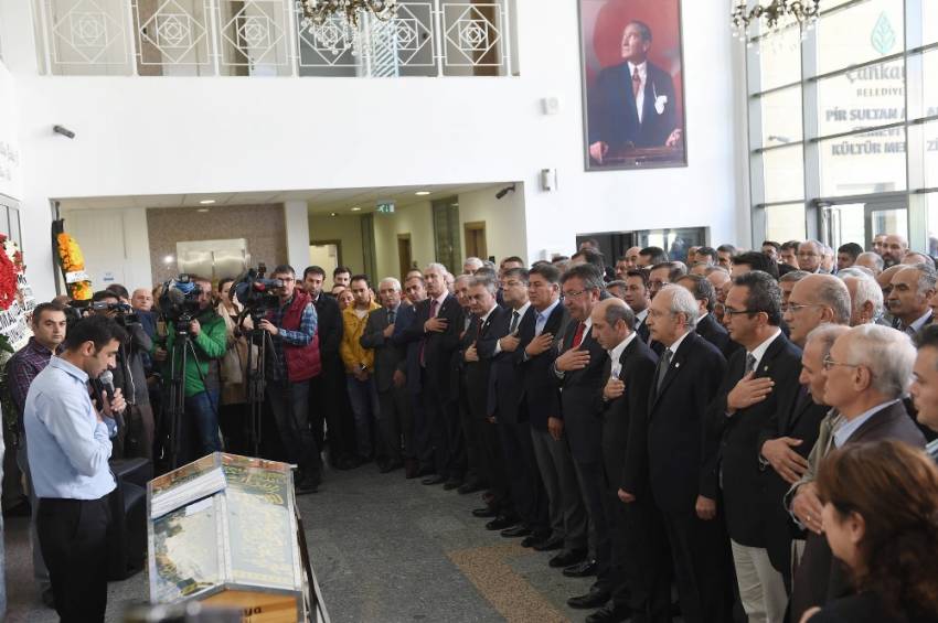 Kılıçdaroğlu cemevindeki cenaze törenine katıldı