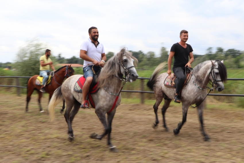 Geleneksel Rahvan At Yarışları nefes kesti