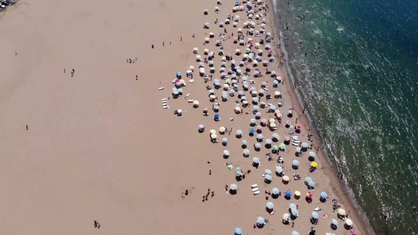 Sıcaktan bunalan İstanbullular Riva plajına akın etti