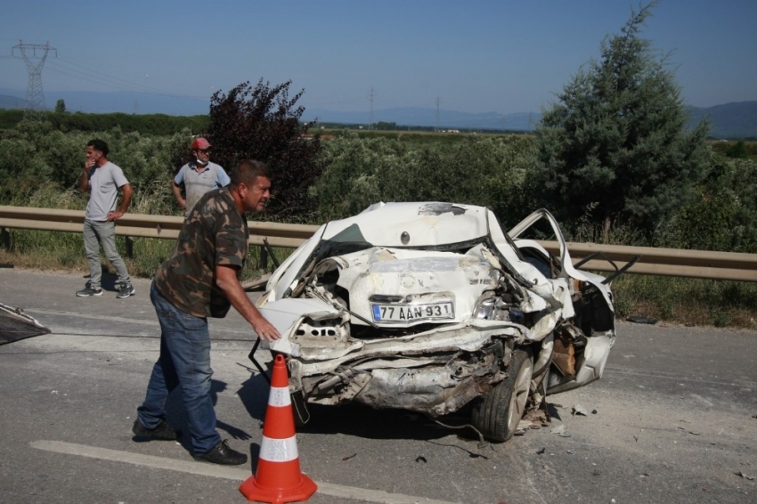 Hurdaya dönen otomobilden sağ çıktı