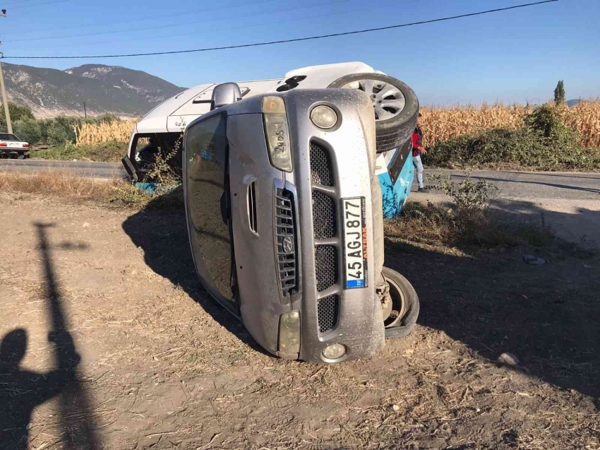 Öğrencileri taşıyan midibüs ile otomobil çarpıştı: 2 yaralı