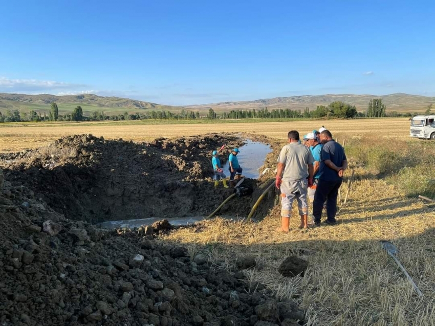 Şebeke borusu patladı, ilçede sular kesildi