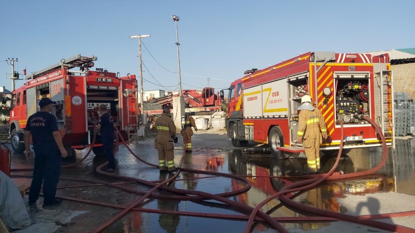 Palet deposunda çıkan yangın korkuttu