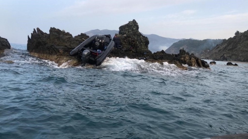 Anamur’da kayalara çarpan mülteci botu battı