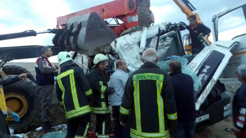 Hazır beton pompa vinci devrildi: 1 ölü, 1 yaralı