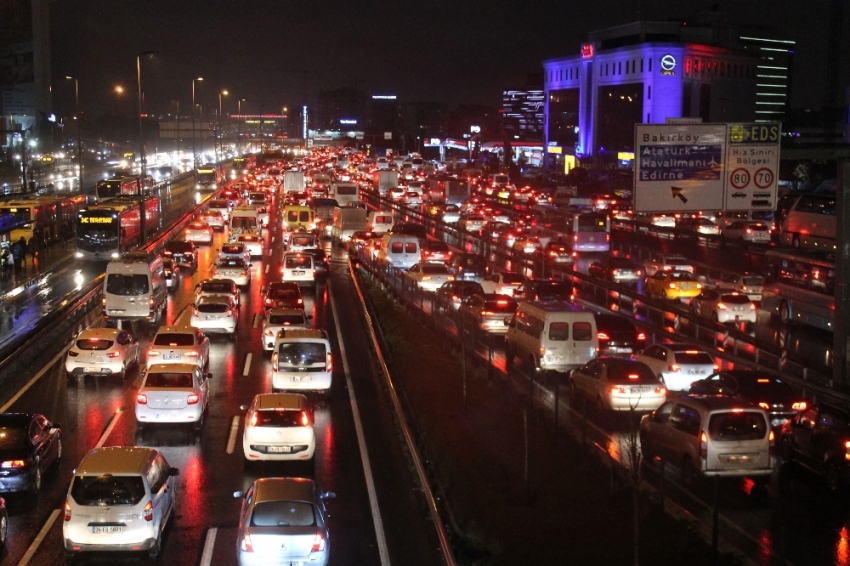 İstanbul’da trafiğe yağmur engeli