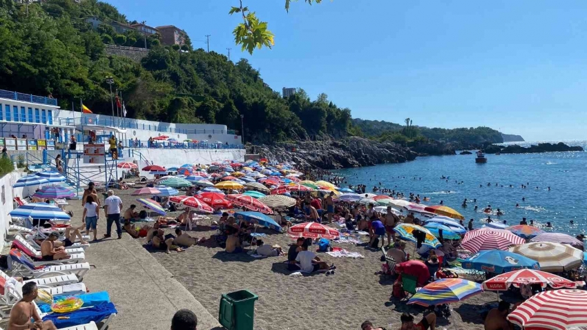 İğne atsan yere düşmedi, Kapuz plajı doldu taştı