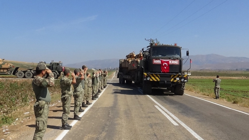 Komandolar silah arkadaşlarını sınır birliklerine uğurladı