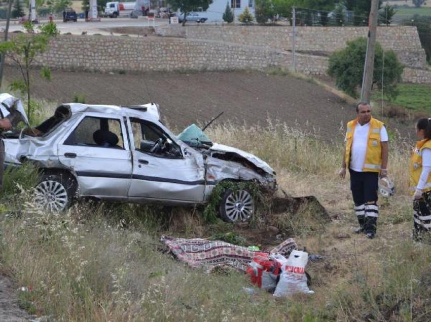 Otomobil bariyerlere çarptı: 1 ölü 3 yaralı