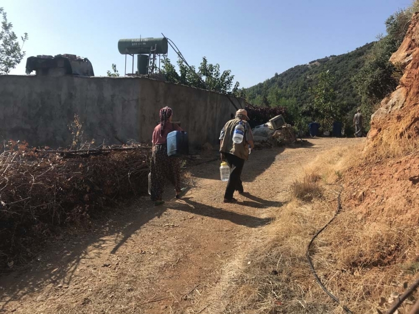 40 yıldır içecekleri suyu evlerine bidonlarda taşıyorlar