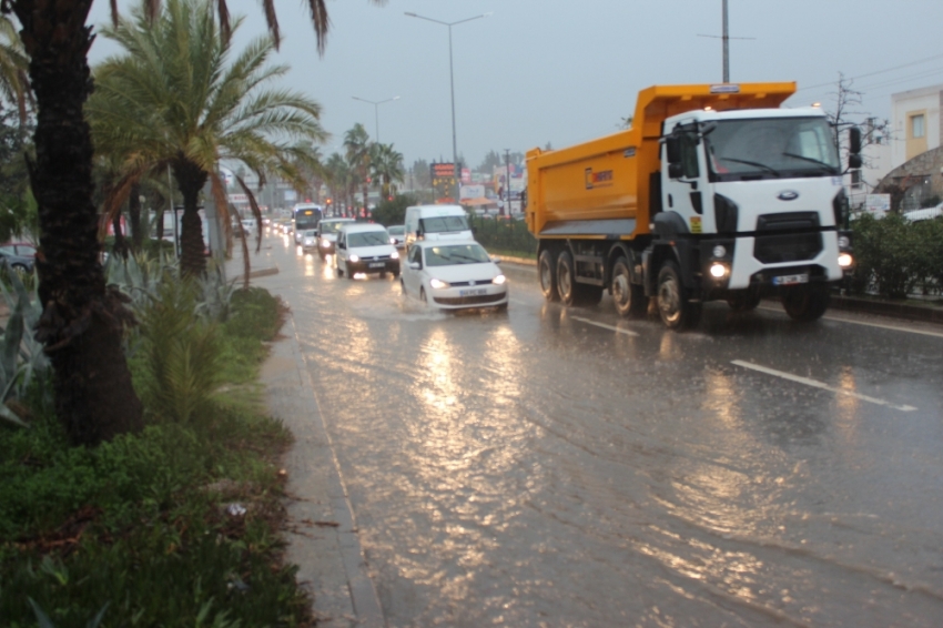 Bodrum’da sokaklar göle döndü