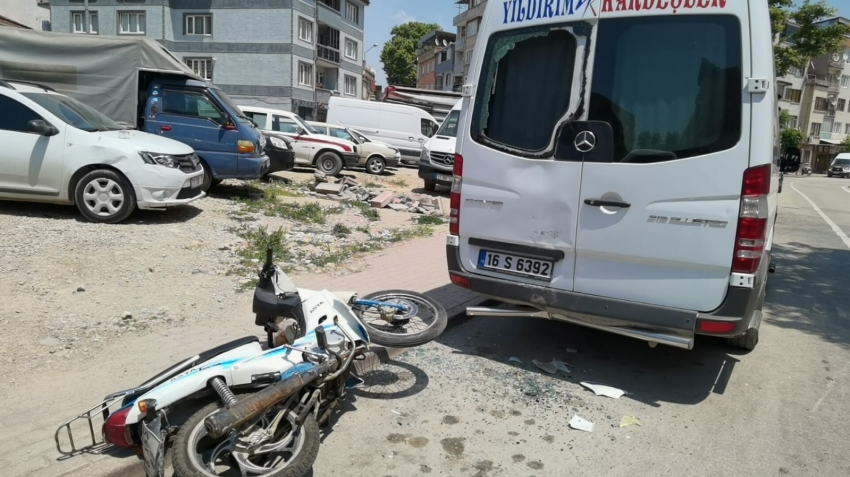 Motosikletin park halindeki minibüse çarpma anı kamerada