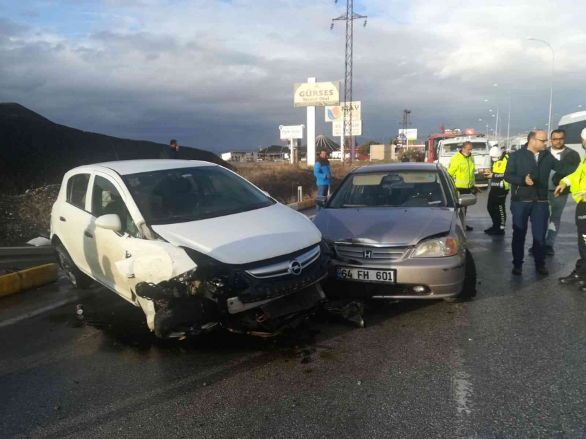 Otomobil önce bariyerlere, ardından başka bir araca çarptı: 2 yaralı